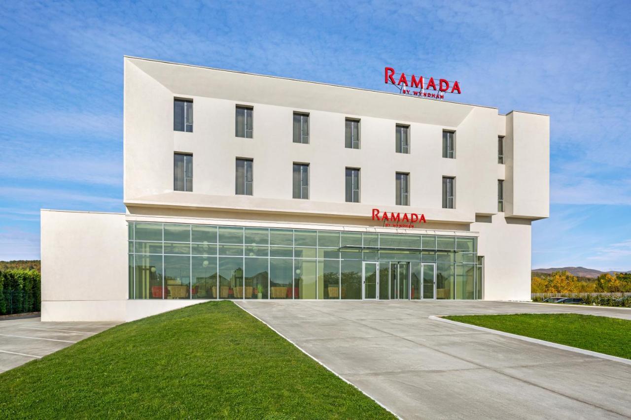 Ramada By Wyndham Targu Jiu Târgu Jiu Exterior foto