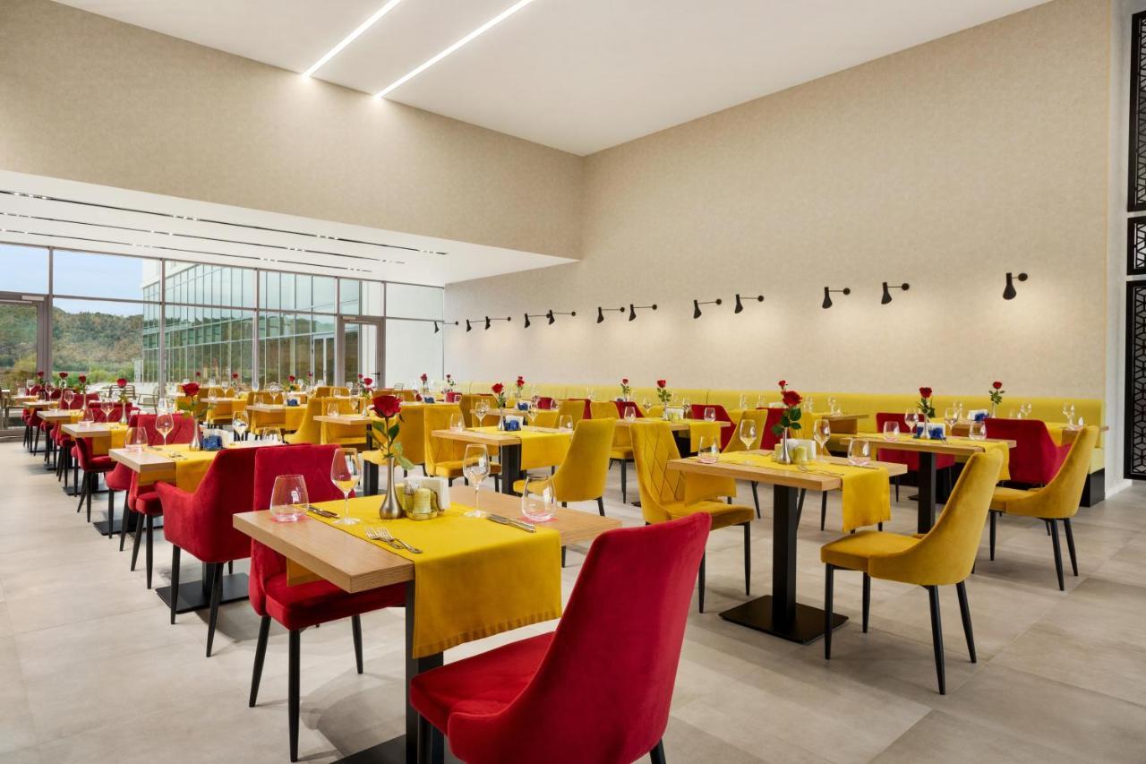Ramada By Wyndham Targu Jiu Târgu Jiu Exterior foto