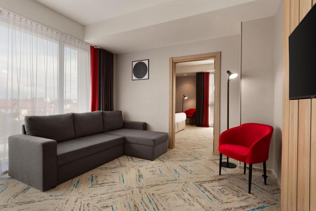 Ramada By Wyndham Targu Jiu Târgu Jiu Exterior foto