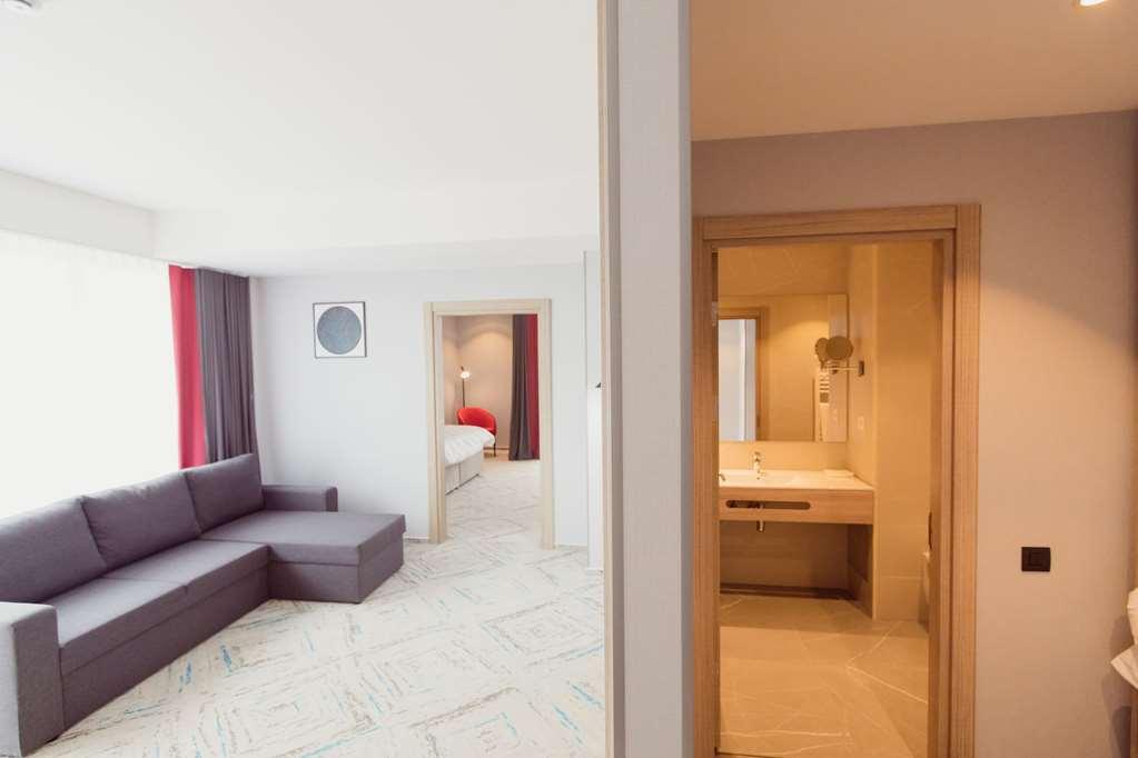 Ramada By Wyndham Targu Jiu Târgu Jiu Quarto foto